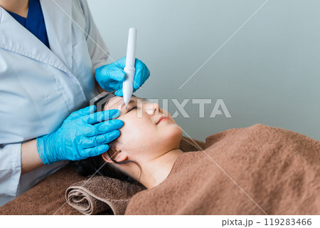 アイラインのアートメイクの施術を受ける女性 アイラインのアートメイクの施術を受ける女性 119283466