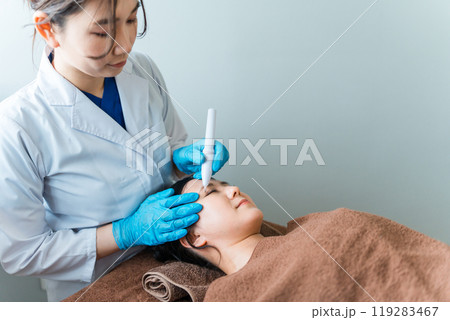 アイラインのアートメイクの施術を受ける女性 119283467
