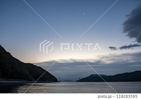 月が見える日の出前の安芸灘大橋 119283595