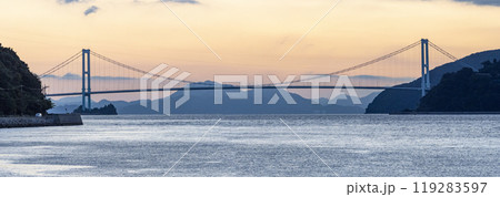 日の出前の安芸灘大橋パノラマ写真 119283597