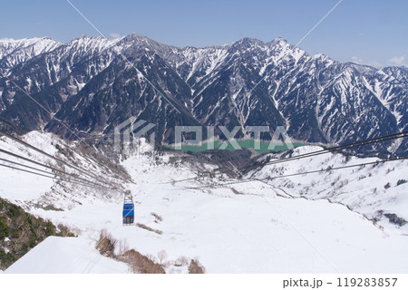 5月上旬の立山黒部アルペンルート　大観峰駅からの立山ロープウェイ　黒部平　後立山連峰の眺め 119283857