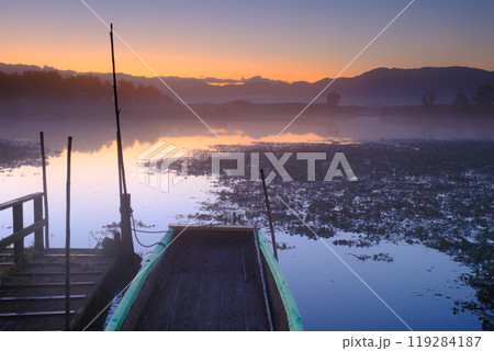 朝モヤが立ち込め幻想的な光景の日の出前の福島潟 119284187