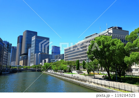 青空の中之島　大阪市役所と高層ビル 119284325