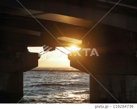 橋の間からの夕陽 橋の間からの夕陽 119284736