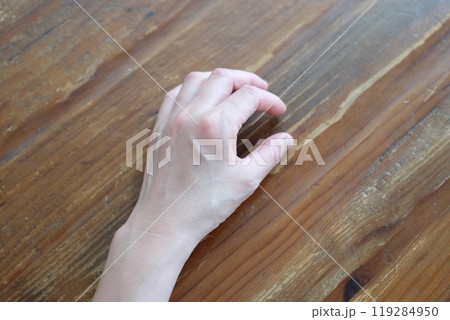 40代女性の手 40代女性の手 119284950