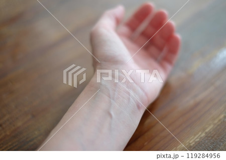 40代女性の手 119284956