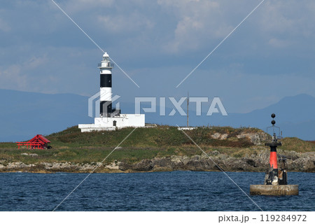 青森県　下北半島　弁天島の大間埼灯台　 119284972