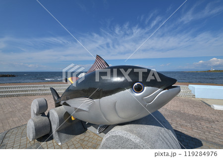 青森県　下北半島　大間崎　大きなマグロのモニュメント 119284976