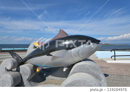 青森県　下北半島　大間崎　大きなマグロのモニュメント 119284978