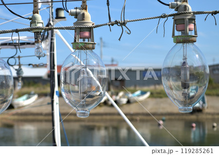 青森県　大間崎の漁港　集魚灯と青空 119285261