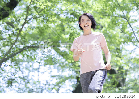 ランニングを楽しむミドル女性 ランニングを楽しむミドル女性 119285614
