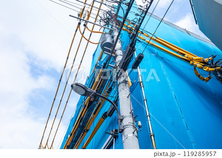 建設現場に隣接する電柱と電線防護カバー　a-1 119285957