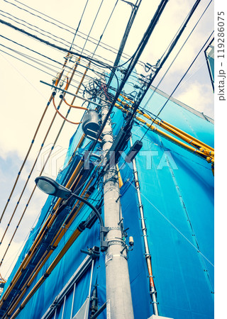 建設現場に隣接する電柱と電線防護カバー b-2 暖色 建設現場に隣接する電柱と電線防護カバー b-2 暖色 119286075