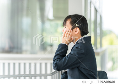 校舎の廊下にいる制服姿の中学生・高校生の女の子 校舎の廊下にいる制服姿の中学生・高校生の女の子 119286086