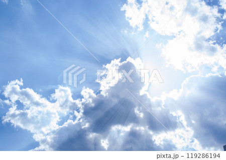 雲の隙間から差し込む太陽の光 119286194