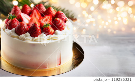 いちごたっぷりのクリスマスケーキ、キラキラと輝く背景 119286321