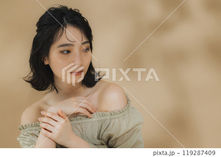 秋色メイクの女性 119287409