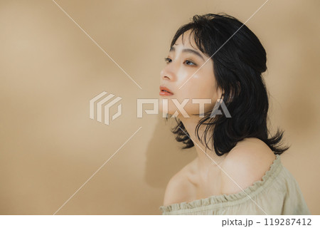 秋色メイクの女性 119287412