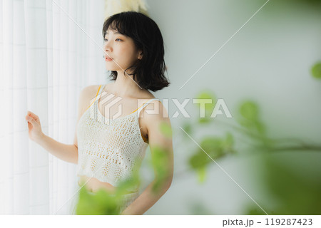 カーテンを開ける女性 カーテンを開ける女性 119287423