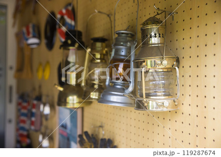 ガレージにお洒落に収納したキャンプギア　ランタン 119287674