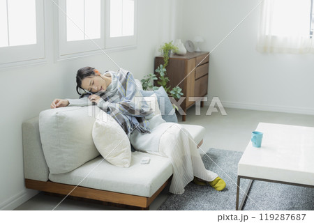体調不良の冬のリビングの女性　　 119287687