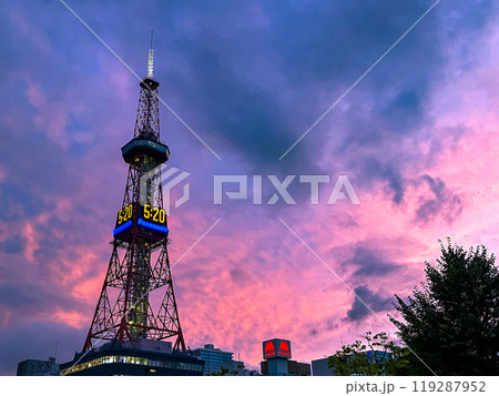 夕暮れの札幌テレビ塔　2024年9月 119287952