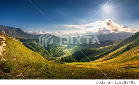 朝日が差し込む山の風景 119288408