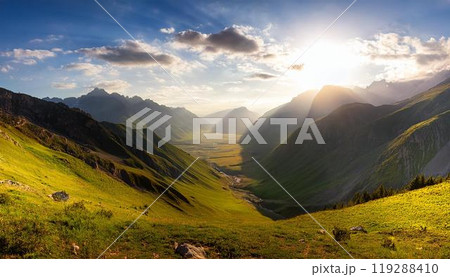 朝日が差し込む山の風景 119288410