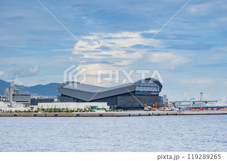 快晴の神戸港・遊覧船から見たメリケンパークの建築中のアリーナ 快晴の神戸港・遊覧船から見たメリケンパークの建築中のアリーナ 119289265