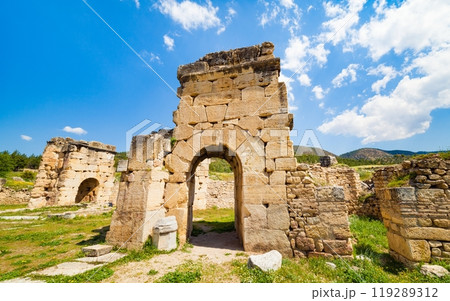 Hierapolis ancient town adjacent to modern Pamukkale in Turkey Hierapolis ancient town adjacent to modern Pamukkale in Turkey 119289312