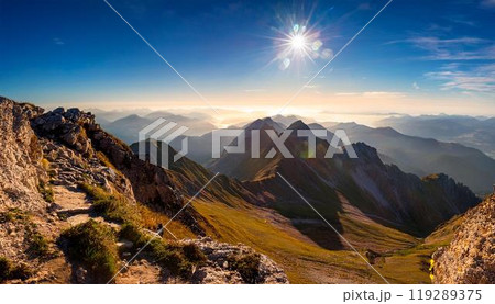 朝日に照らされる山並み 119289375