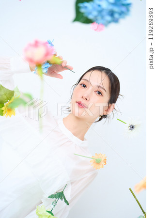 カラフルな花に囲まれた女性 ファンタジー カラフルな花に囲まれた女性 ファンタジー 119289393