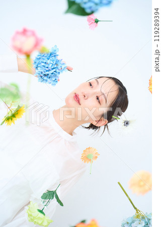 カラフルな花に囲まれた女性　ファンタジー 119289394