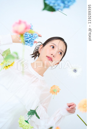 カラフルな花に囲まれた女性　ファンタジー 119289395