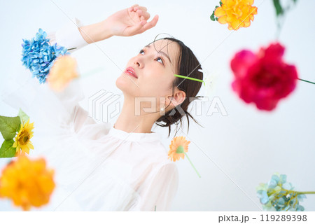カラフルな花に囲まれた女性　ファンタジー 119289398