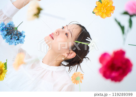 カラフルな花に囲まれた女性 ファンタジー カラフルな花に囲まれた女性 ファンタジー 119289399