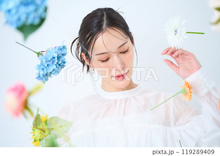 カラフルな花に囲まれた女性 ファンタジー カラフルな花に囲まれた女性 ファンタジー 119289409