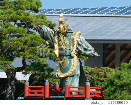 宮島の入り口フェリー乗り場前のシンボル、舞楽 蘭陵王像の写真 119289639