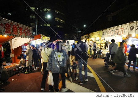 縁日の夜は露店の灯りが人々を呼び込む。暖かい光の中で金魚すくいや食べ歩き 縁日の夜は露店の灯りが人々を呼び込む。暖かい光の中で金魚すくいや食べ歩き 119290105