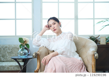 ソファーに座る女性 119290196