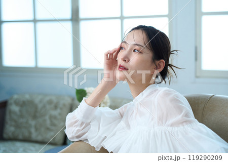 ソファーに座る女性 119290209