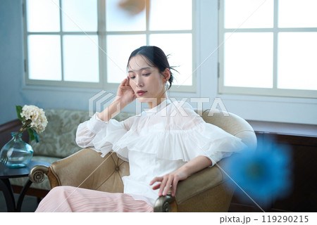 ソファーに座る女性 119290215