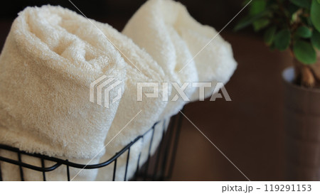 オーガニックコットンのタオルと観葉植物：新生活のライフスタイルのイメージ背景 119291153