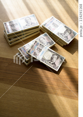 机に置かれた札束（新紙幣バージョン） 119291168