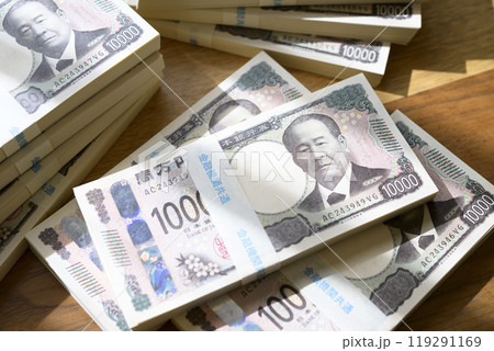 机に置かれた札束（新紙幣バージョン） 119291169