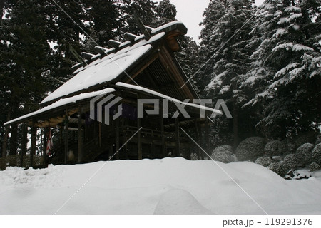 冬の小さな神社 119291376