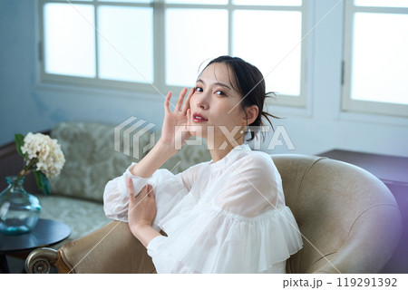 ソファーに座る女性 119291392