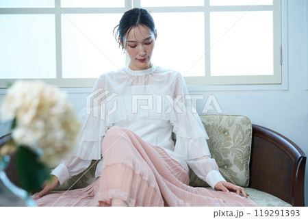 ソファーに座る女性 ソファーに座る女性 119291393