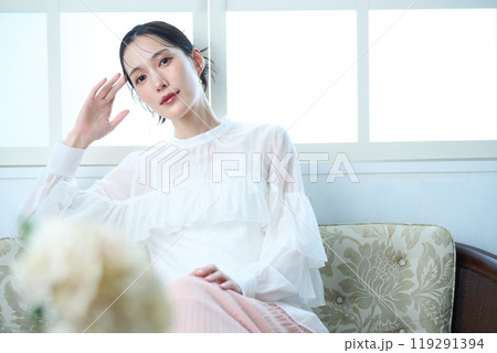 ソファーに座る女性 119291394