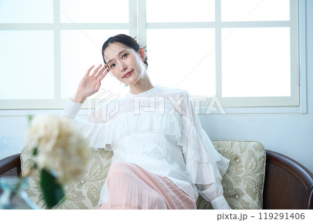 ソファーに座る女性 ソファーに座る女性 119291406